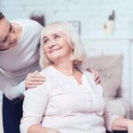 Eine Frau kümmert sich um ihre Oma, was ist Pflegeurlaub?