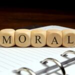 Das Wort Moral auf Klötzen, was ist Arbeitsmoral?