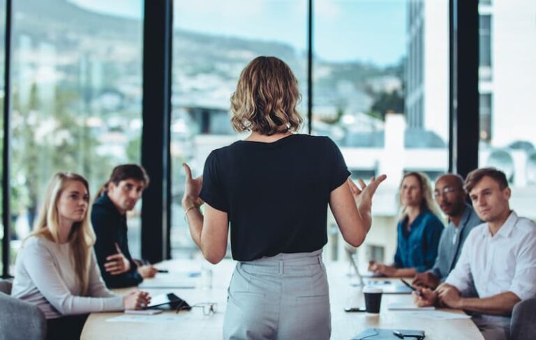 Eine Frau spricht in einem Meeting, was macht eine gute Führungskraft aus?