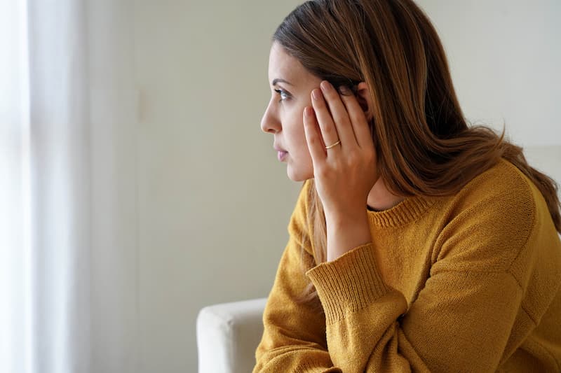 Eine Frau ist besorgt, was kann man tun bei Kündigungsangst?