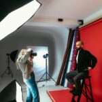 Ein Mann beim Fotoshooting, was ist ein gutes Bewerbungsfoto?