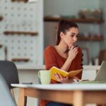 Eine Frau beim Lernen, sie möchte Studieren nach der Ausbildung