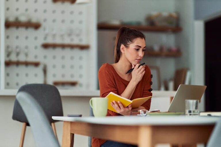 Eine Frau beim Lernen, sie möchte Studieren nach der Ausbildung